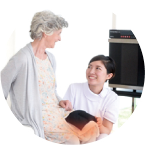 各種器具をもちいて、トレーニング後に使⽤した筋⾁や関節のリラクゼーションを図ります。